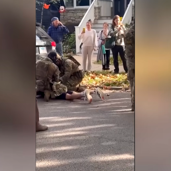 Chicago residents film as federal agents arrest a man in Old Irving Park