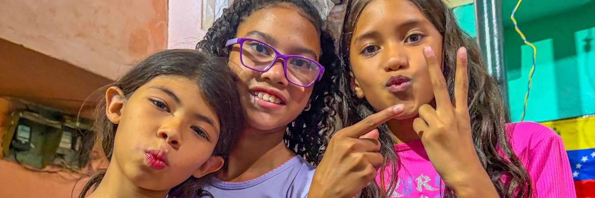 Children at the El Panal Commune in Caracas flash the Maduro victory sign.