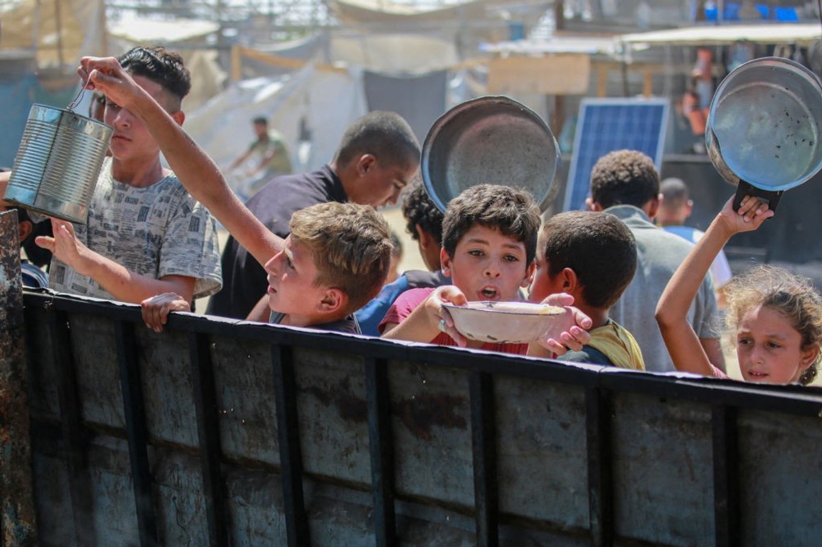 Children in Gaza receiving food rations