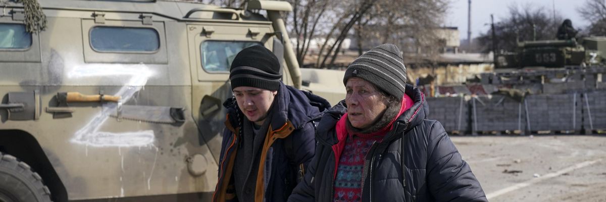 Civilians flee the besieged Ukrainian city of Mariupol