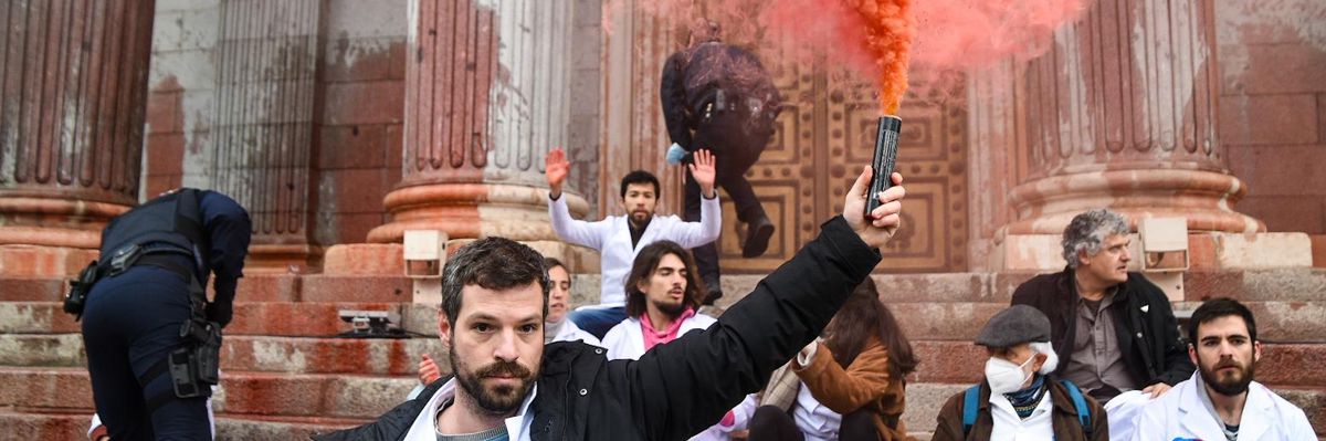 Climate scientists engage in civil disobedience