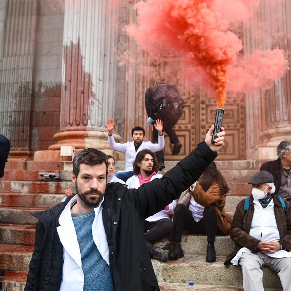 Climate scientists engage in civil disobedience