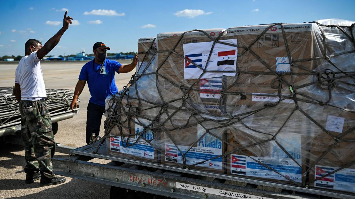 Cuban worker transport Covid-19 vaccines.