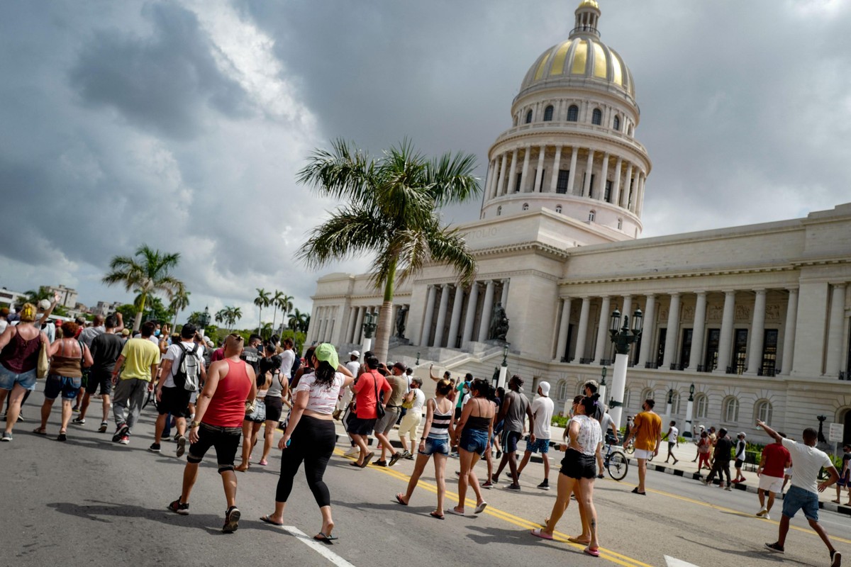 Cubans march in front of the nation's Capitol during a demonstration against the government of Cuban President Miguel Diaz-Canel in Havana, on July 11, 2021. (Photo: Adalberto Roque/AFP via Getty Images)