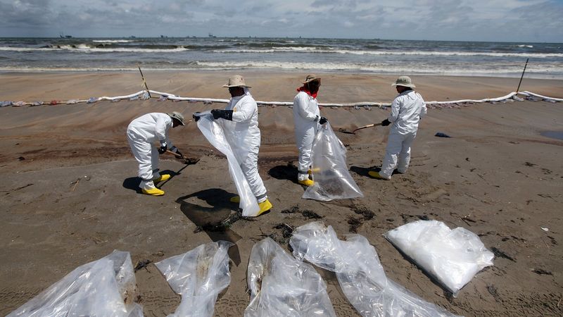 Deepwater Horizon cleanup on beach.