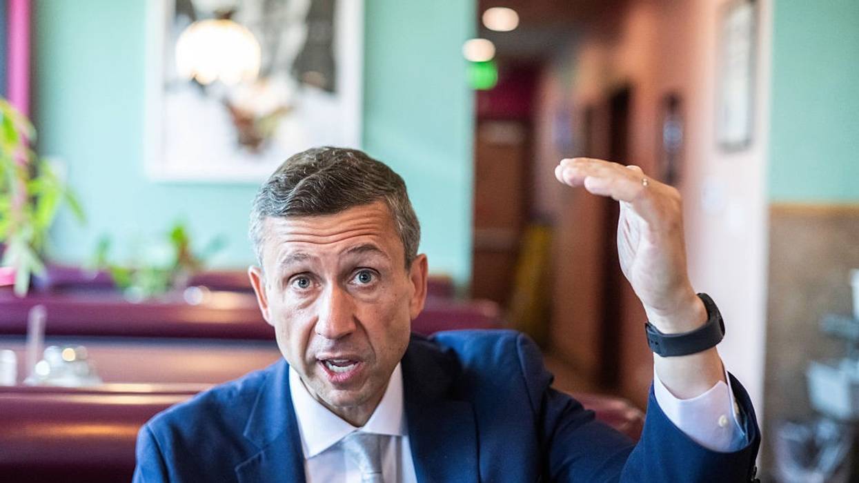 Democratic National Committee Chair Ken Martin Speaks With Angelenos In a Mexican Restaurant About Trump's Immigration Raids
