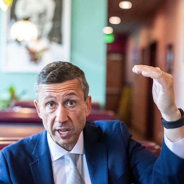 Democratic National Committee Chair Ken Martin Speaks With Angelenos In a Mexican Restaurant About Trump's Immigration Raids