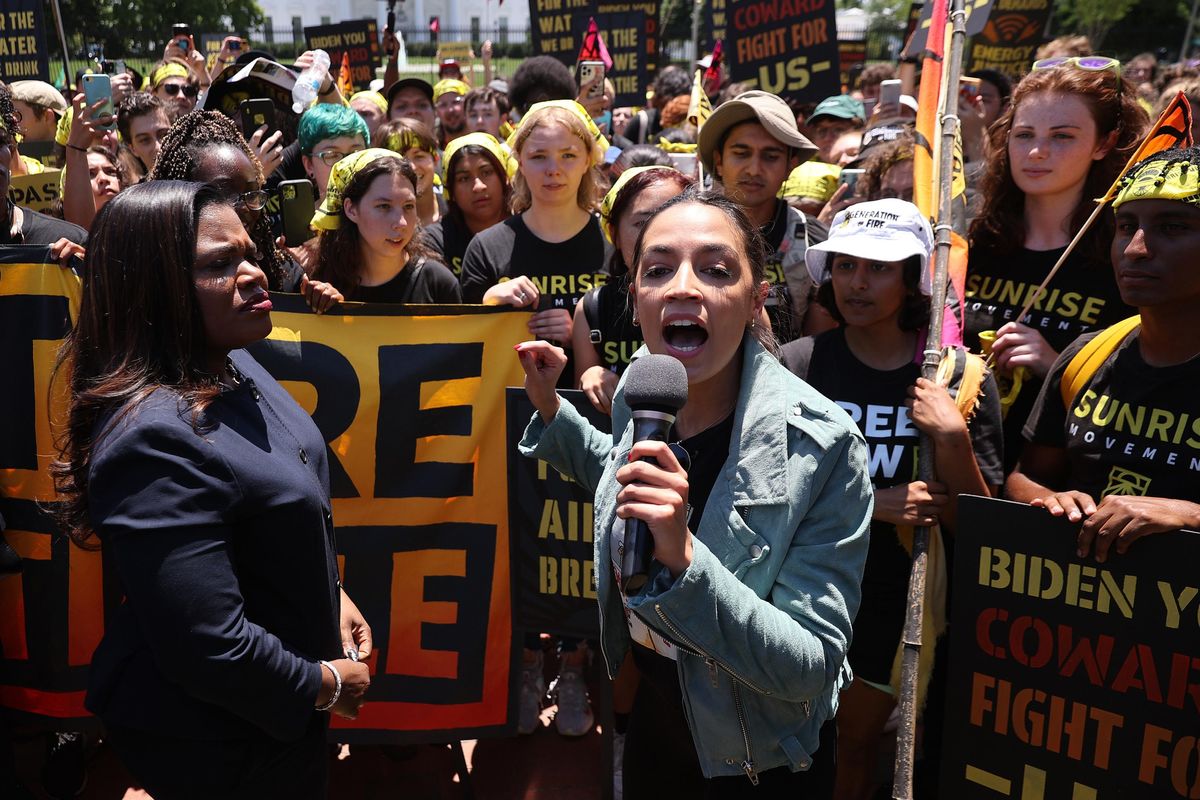 https://www.commondreams.org/media-library/democratic-reps-cori-bush-mo-and-alexandria-ocasio-cortez-n-y-join-hundreds-of-young-sunrise-movement-activists-at-a-no.jpg?id=32139375&width=1200&height=800&quality=90&coordinates=0%2C0%2C0%2C0
