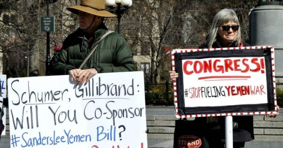 Demostrators hold signs during a vigil for Yemen. (Photo: Felton Davis/flickr/cc)