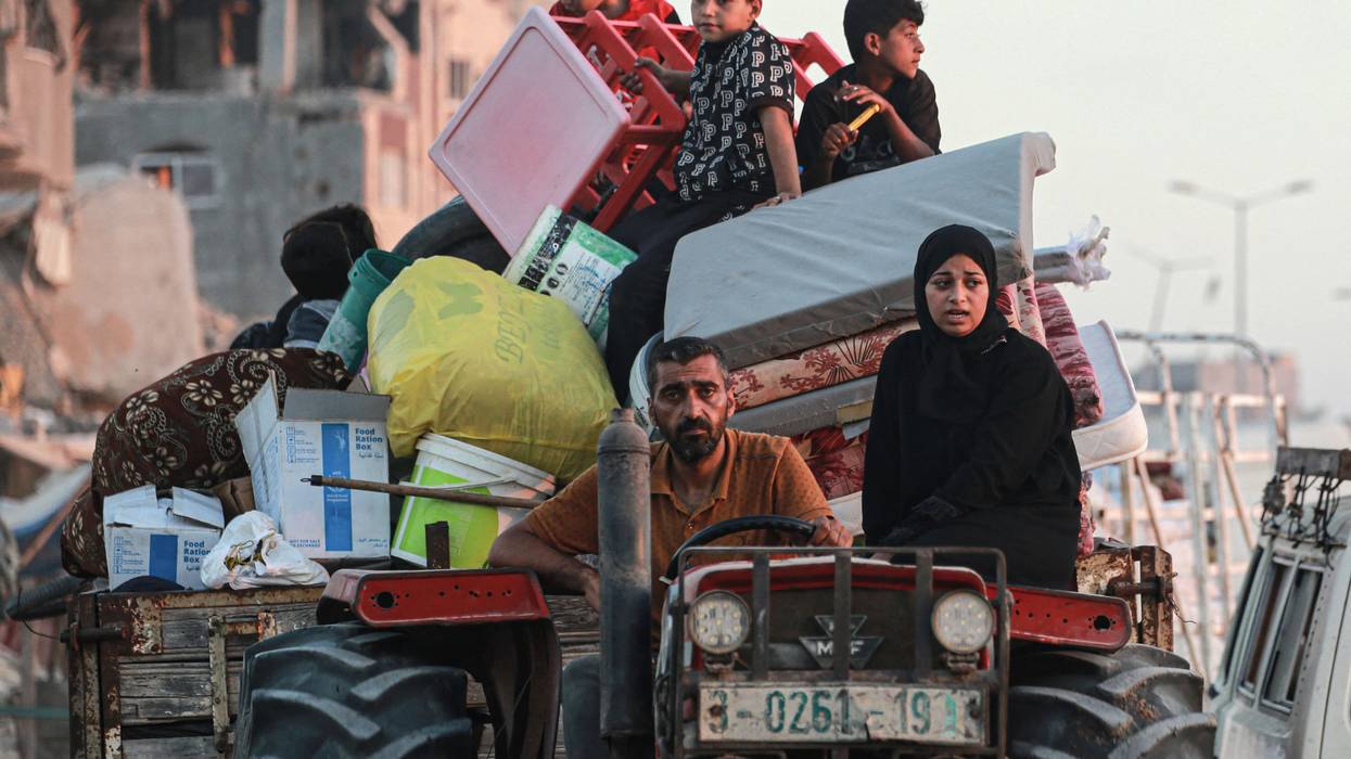 Displaced Palestinians leave Khan Younis