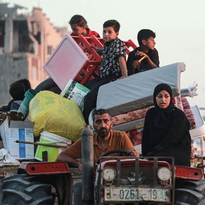 Displaced Palestinians leave Khan Younis