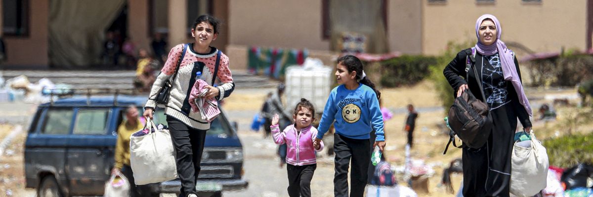 Displaced Palestinians leave Rafah