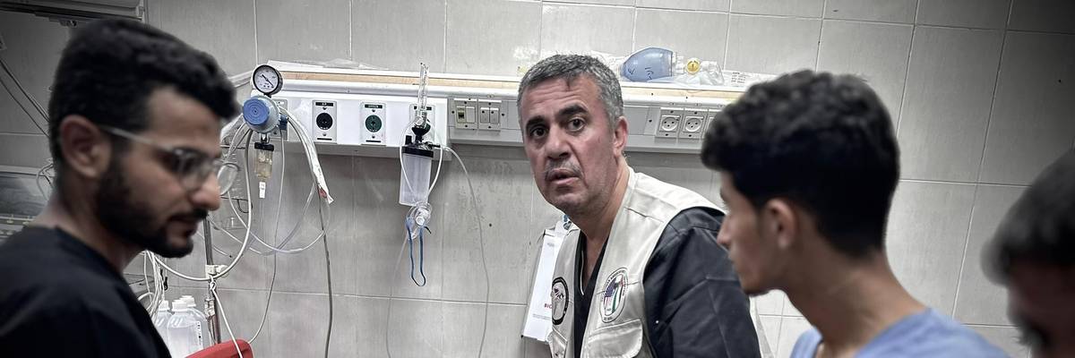 Doctors treat wounded Palestinians