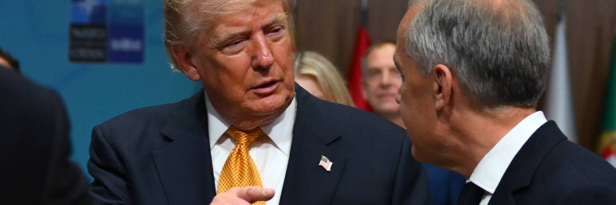 Donald Trump point at Canadian Prime Minster Mark Carneydo