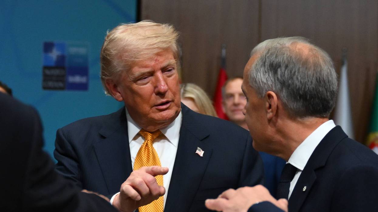 Donald Trump point at Canadian Prime Minster Mark Carneydo