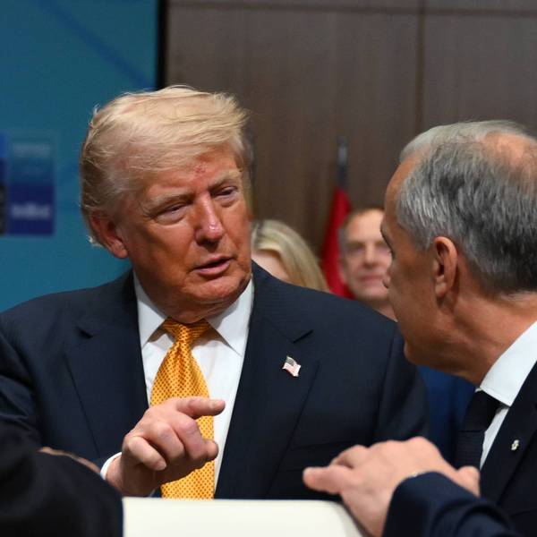 Donald Trump point at Canadian Prime Minster Mark Carneydo