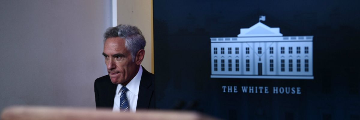 Health Experts Horrified as New Trump Covid-19 Adviser Pushes 'Herd Immunity' Strategy That Could Kill 2 Million Americans