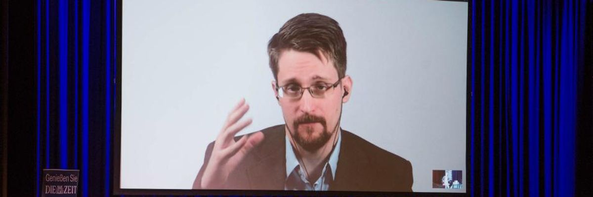 'Whoa,' Says Edward Snowden as Sanders Vows to End Prosecution of Whistleblowers Under Espionage Act