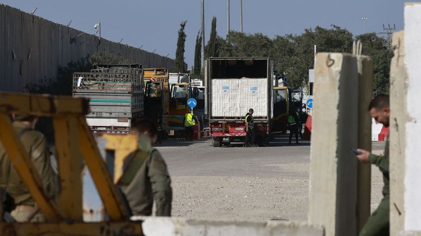 Egyptian trucks carrying humanitarian aid undergo security checks