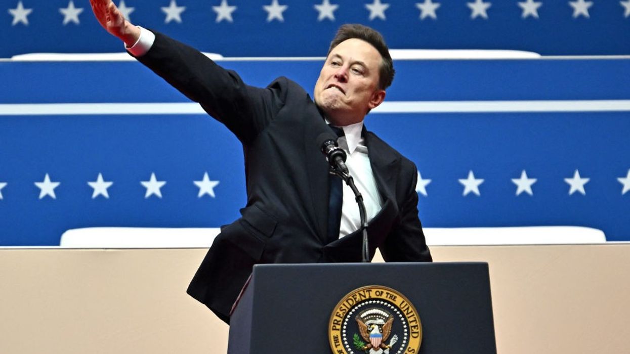 Elon Musk giving Nazi salute