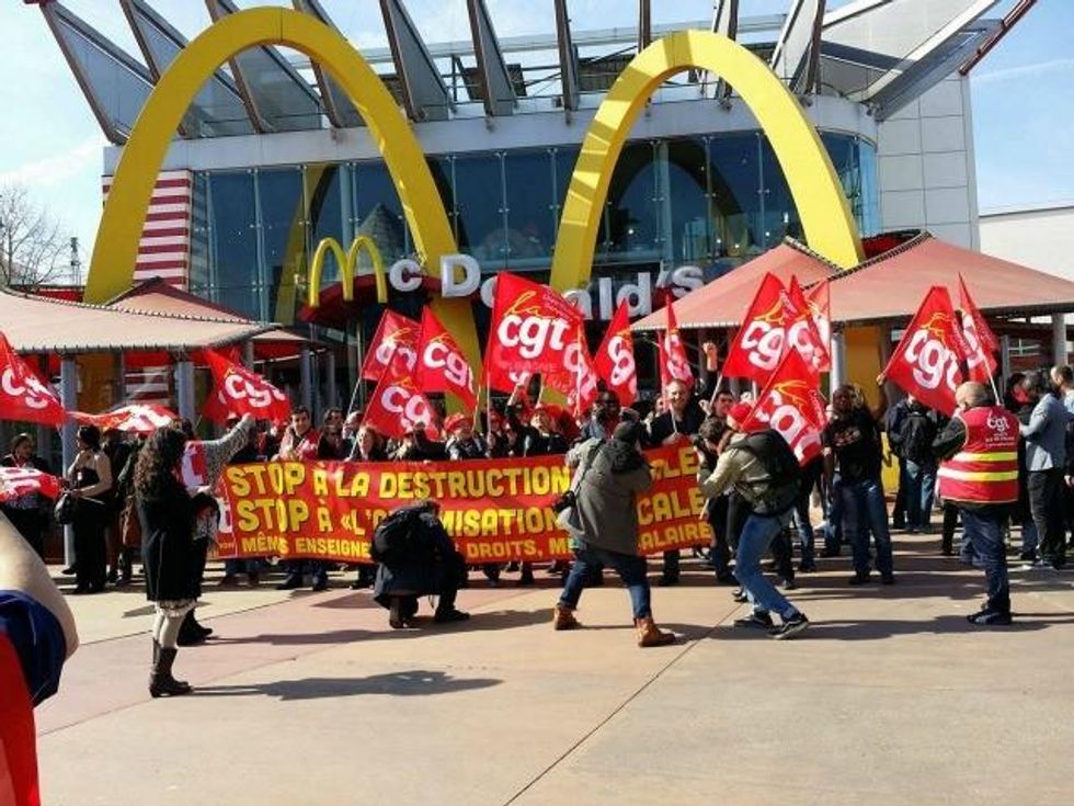 Fast food workers in France's Eurodisney theme park also went on strike on Thursday. (Photo: Fight for 15)