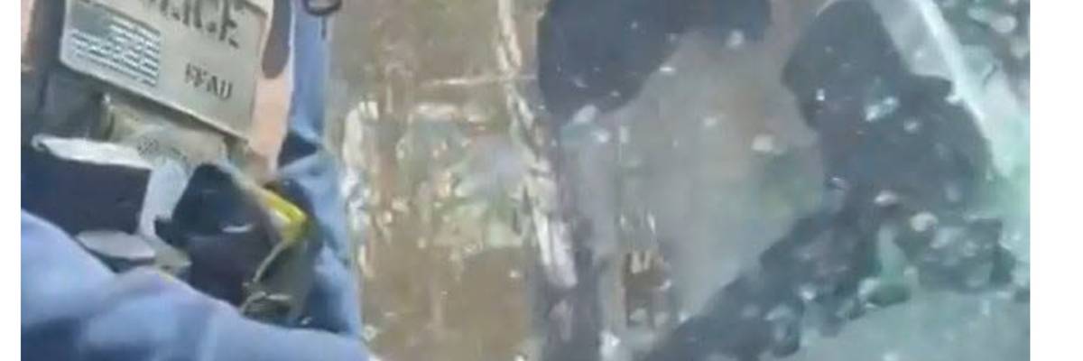 Federal agent in Massachusetts smashes car window of El Salvador couple.