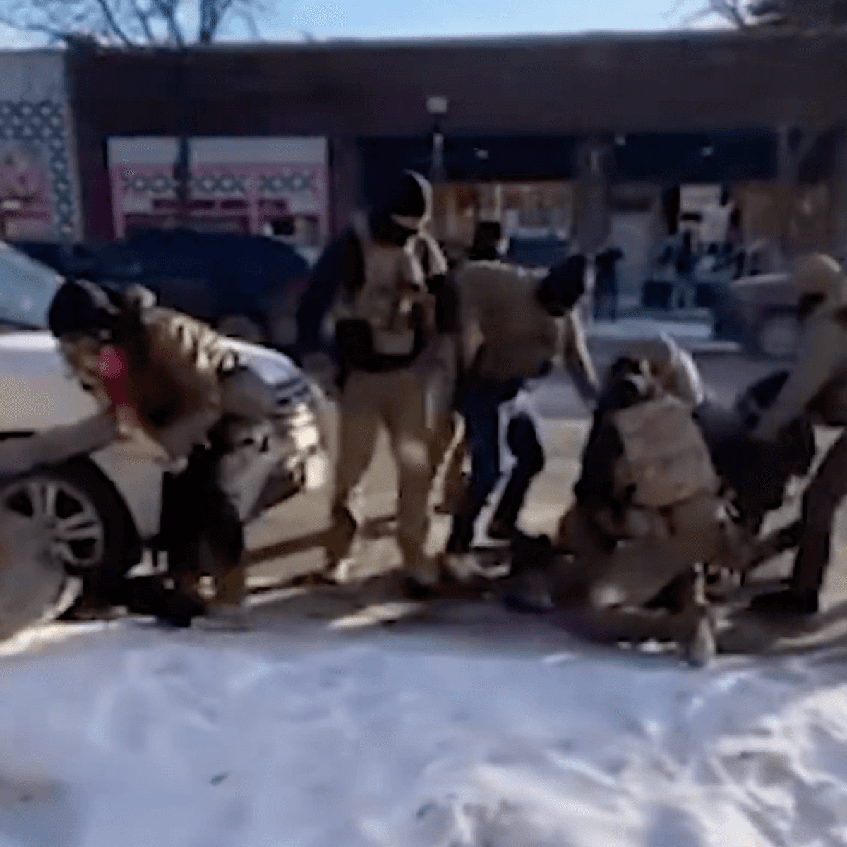 Federal agents surround Alex Jeffrey Pretti before shooting him