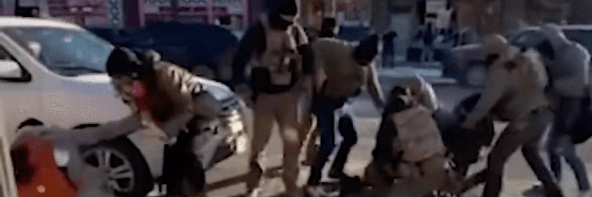 Federal agents surround Alex Jeffrey Pretti before shooting him