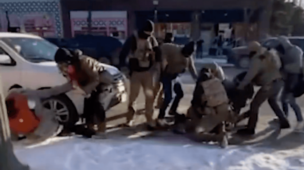 Federal agents surround Alex Jeffrey Pretti before shooting him