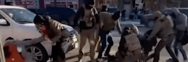 Federal agents surround Alex Jeffrey Pretti before shooting him