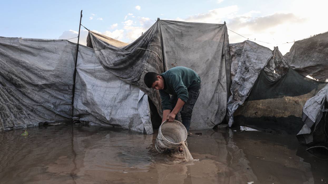 Flooding hits displaced Palestiniansâ tents after heavy rain in Gaza