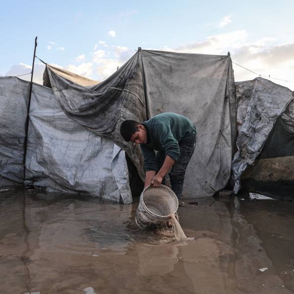 Flooding hits displaced Palestiniansâ tents after heavy rain in Gaza