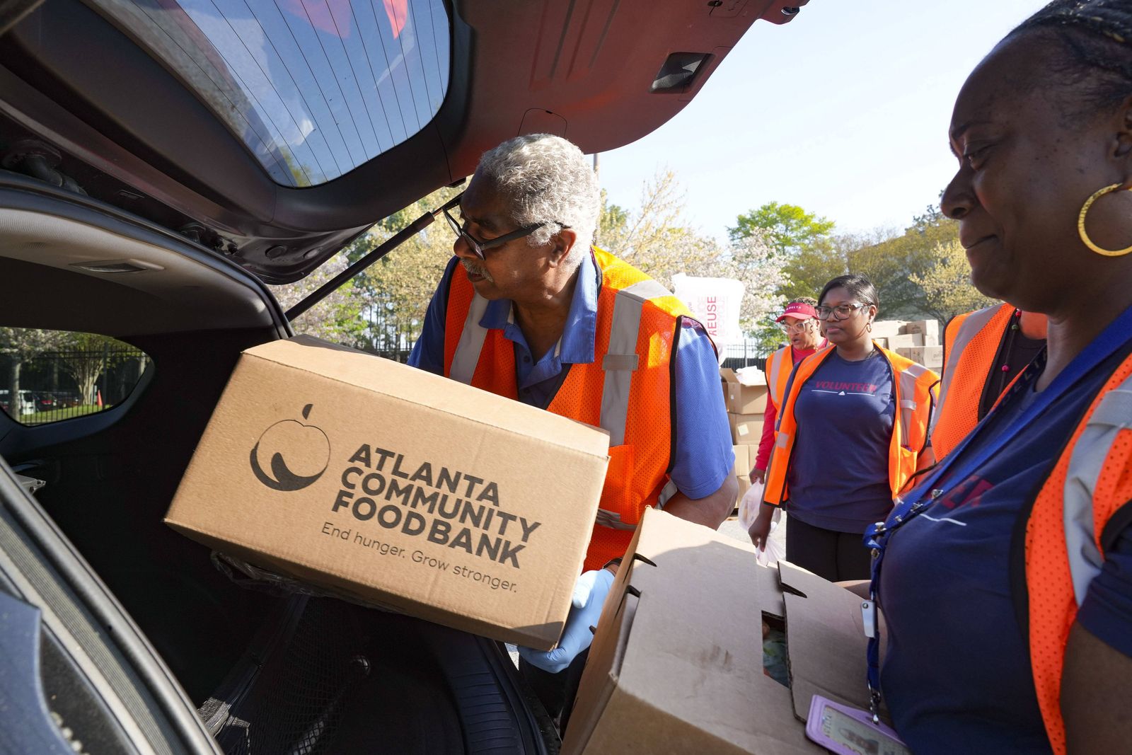 food-is-distributed-to-airport-employees