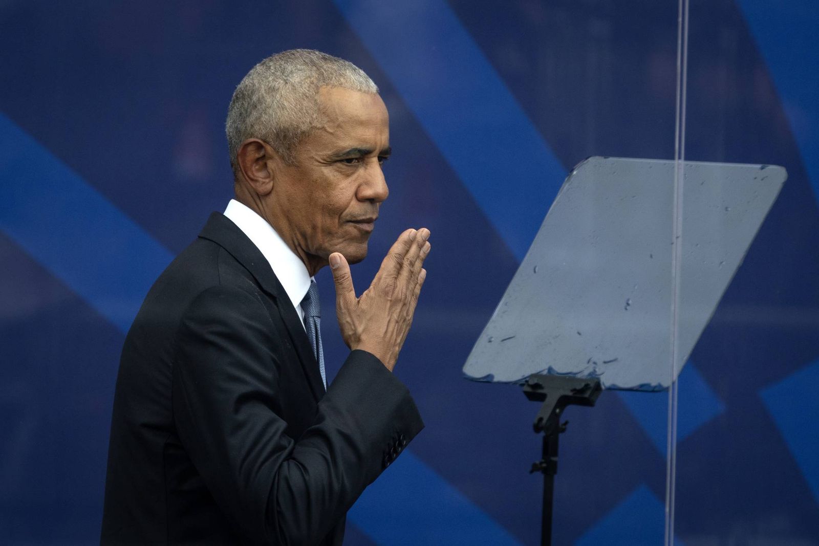 former-president-barack-obama-walks-off-stage-at-the-dedication-ceremony-for-the-opening-of-the-barack-obama-presidential-center.jpg?id=68459610&width=2000&height=1334&coordinates=0%2C0%2C0%2C0