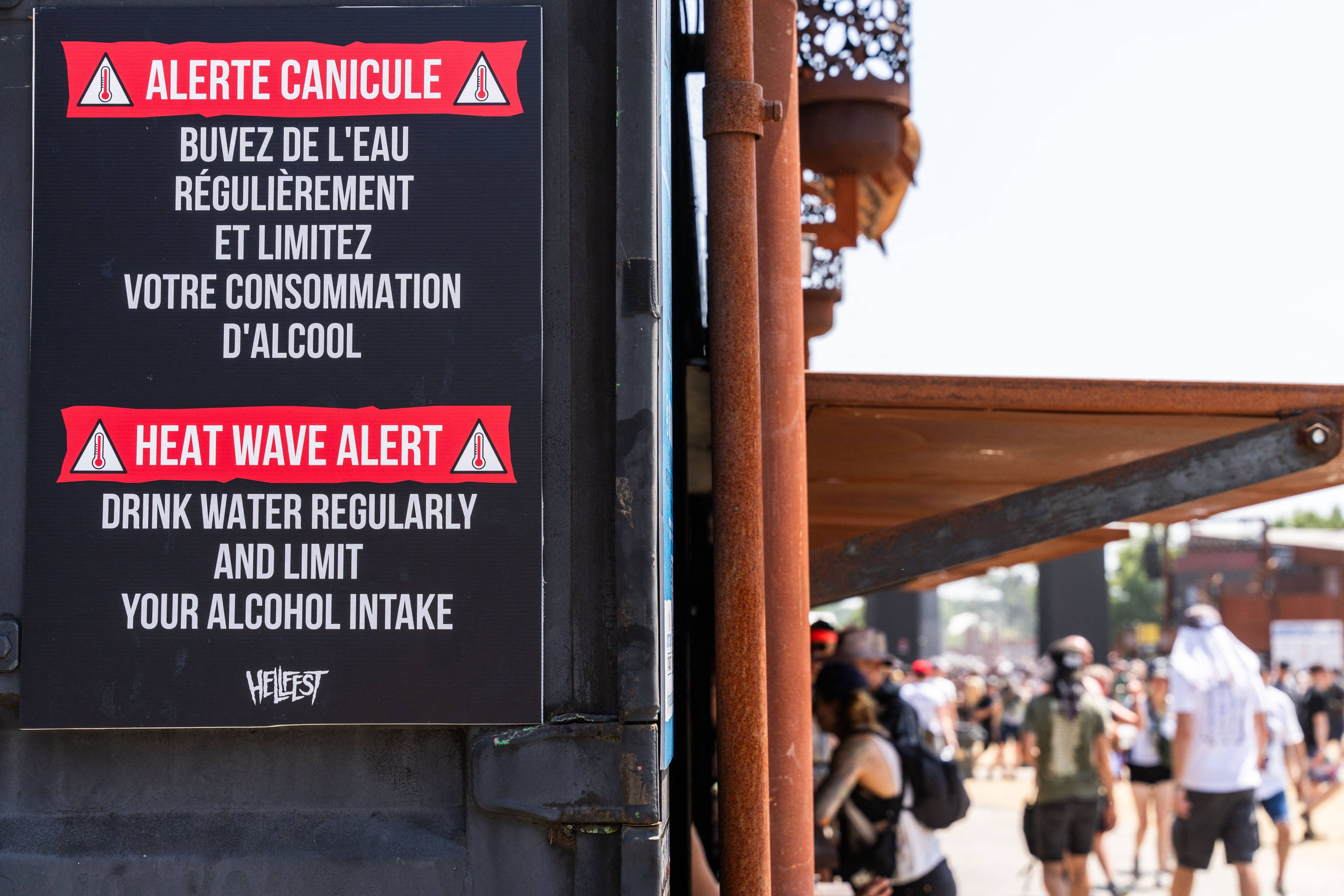 FRANCE-CLISSON-HELLFEST-HEATWAVE-ALERT-ALCOHOL-HYDRATION