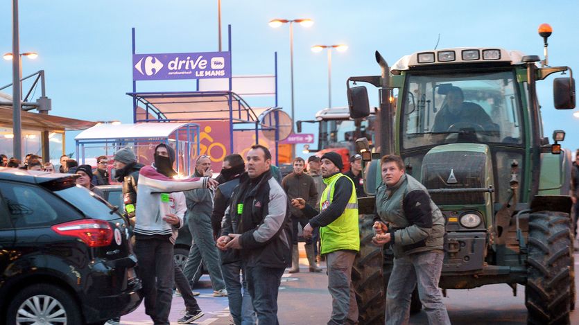 French farmers throw eggs at police.