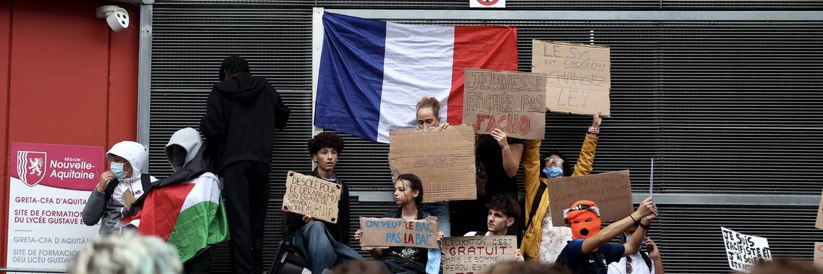 French students protest outside a school.