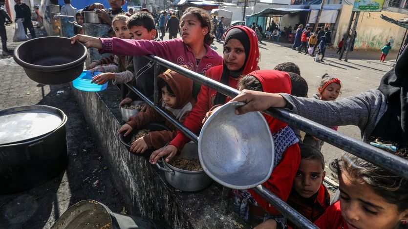 Gaza children in line for food