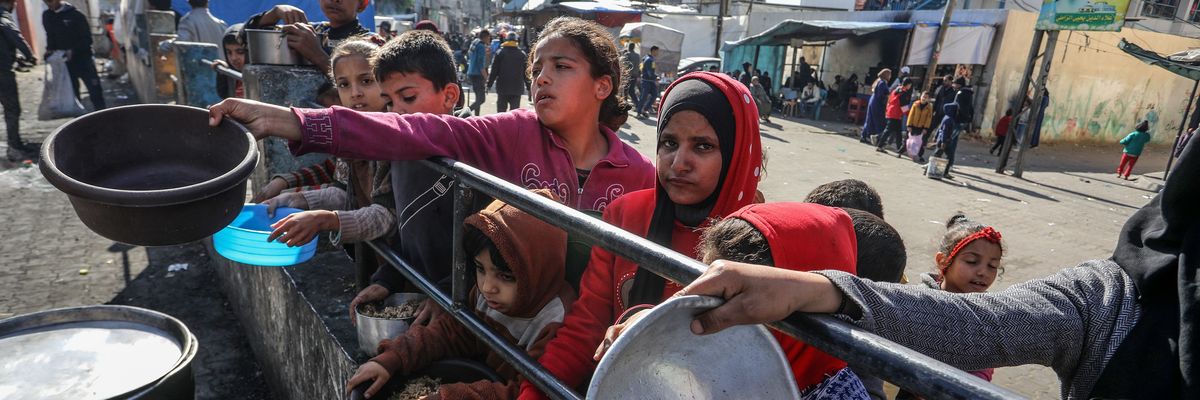 Gaza children in line for food