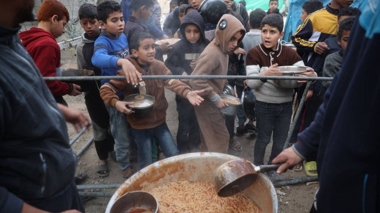 Gaza children queue for food