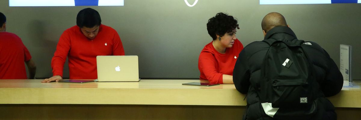 Genius Bar workers