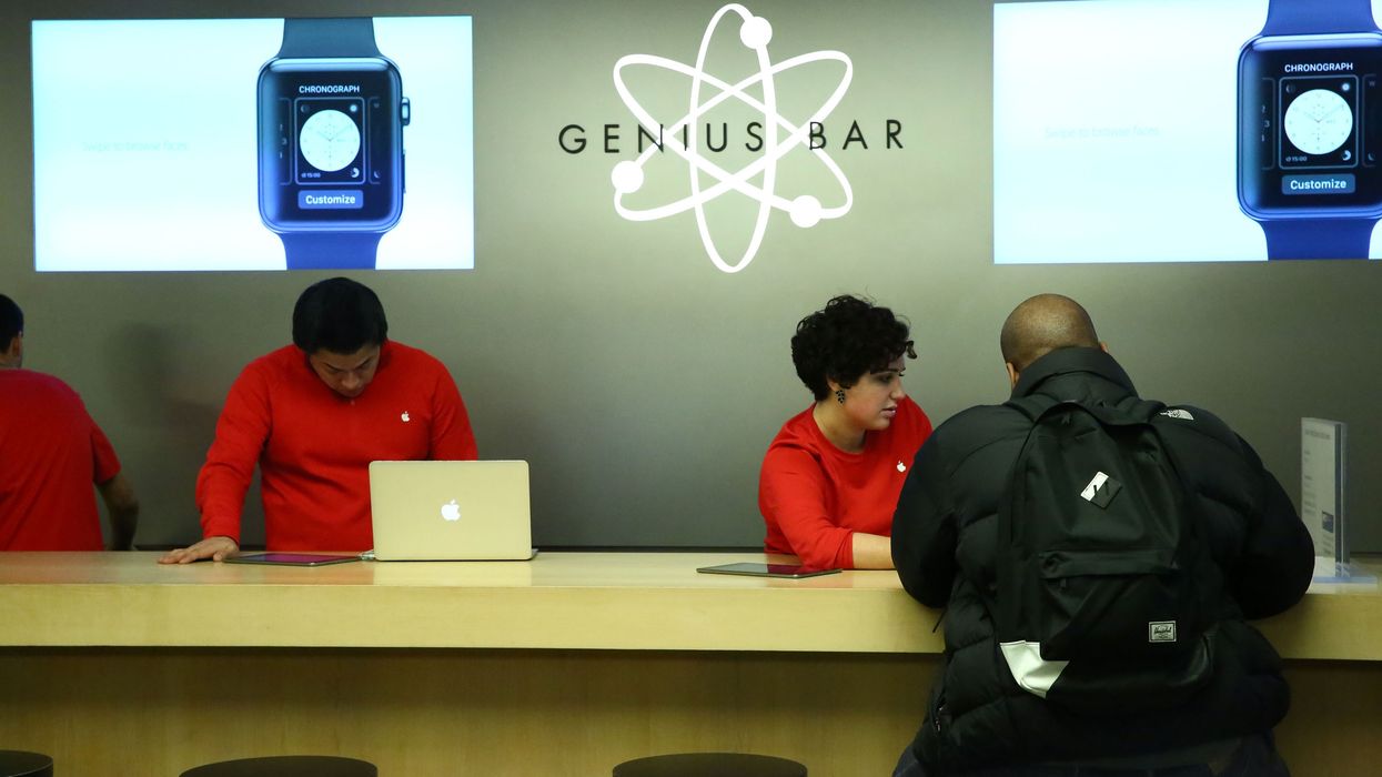 Genius Bar workers