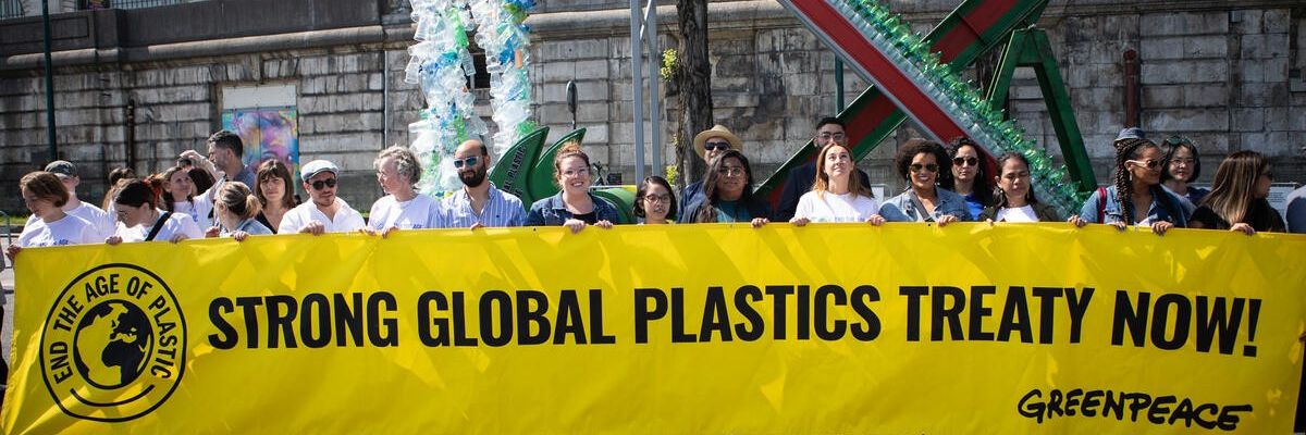 Greenpeace banner demands strong global plastics treaty