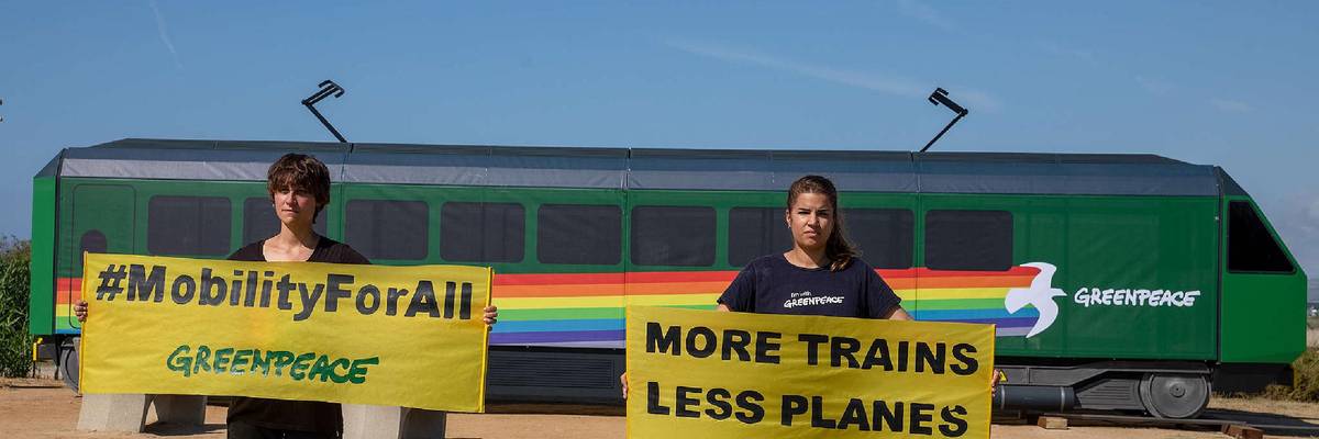 Greenpeace holds anti-expansion action at El Prat Airport
