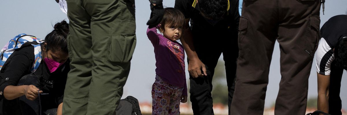 Guatemalan migrants turn themselves over to U.S. authorities