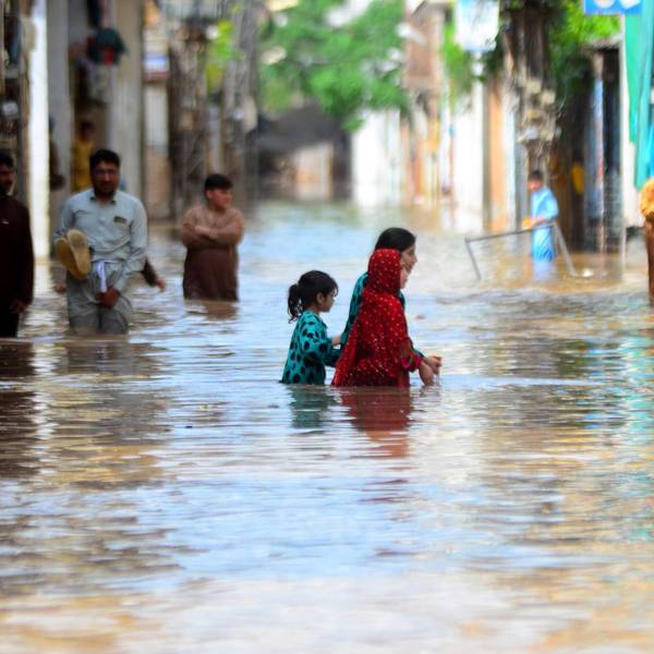Heavy rain causes flooding and deaths in Peshawar, Pakistan