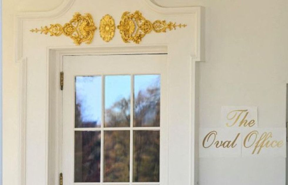 Helpful new sign taped onto the White House