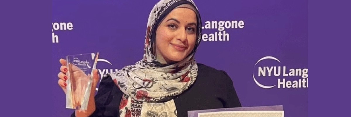 Hesen Jabr holds the award she received