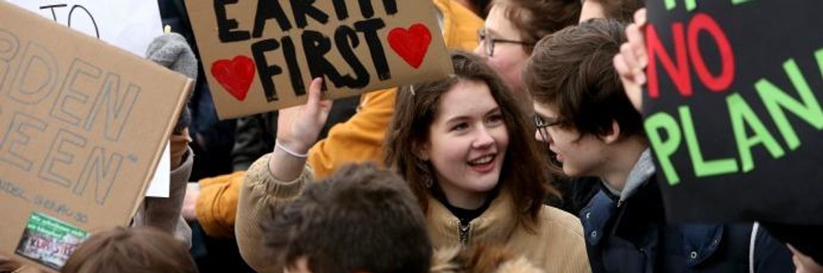 Beautiful Sight in Hamburg as Thousands of Students March in Latest Climate Strike