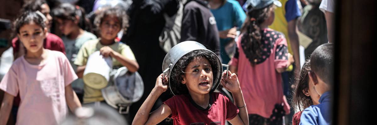 Hot meals distributed to Palestinians in Gaza